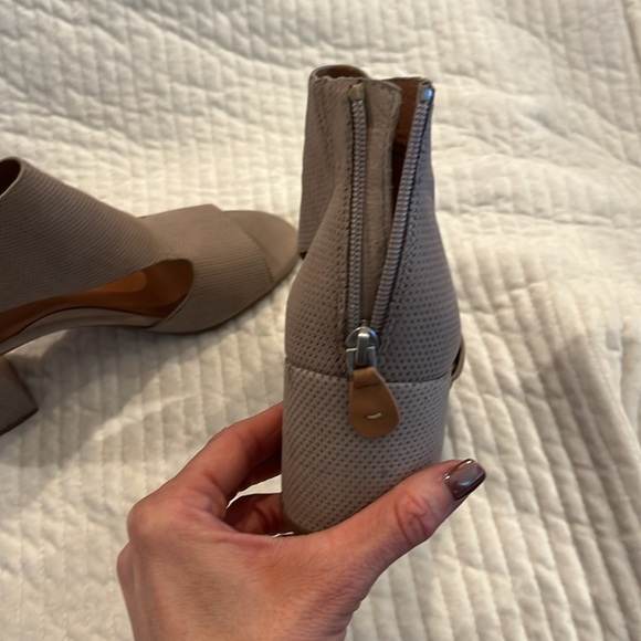 Kenneth Cole tan heels - Picture 3 of 4